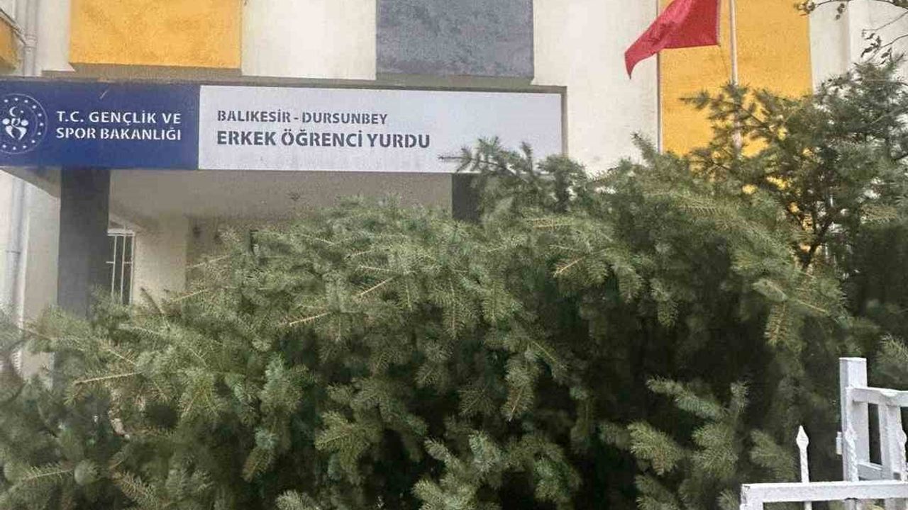 Dursunbey'de öğle saatlerinde fırtına: Ağaçlar, çatı ve araçlarda hasar