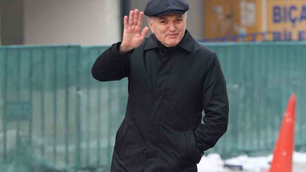 Düzce Belediye Başkanı Faruk Özlü, Ahmet Haşim'in 'Merdiven'ini seslendirdiği 10. şiir klibini yayınladı