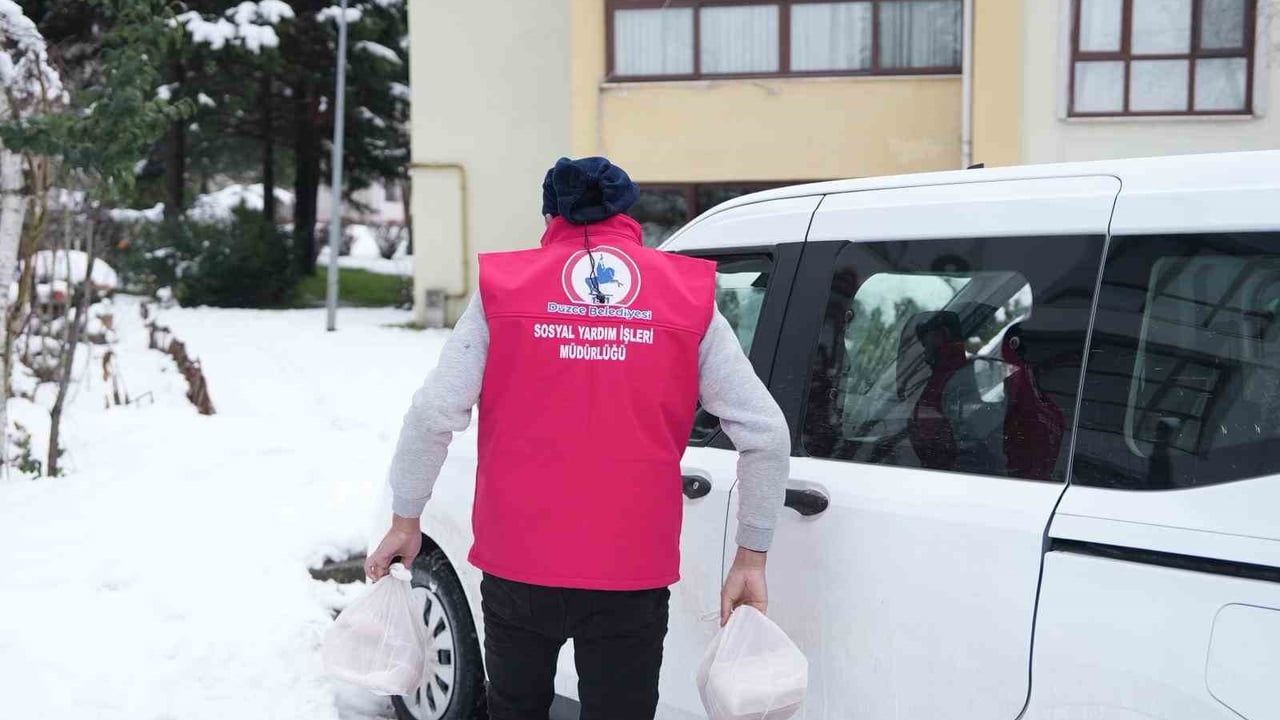 Düzce Belediyesi 365 Gün Sıcak Yemek Hizmetiyle İhtiyaç Sahiplerinin Yanında