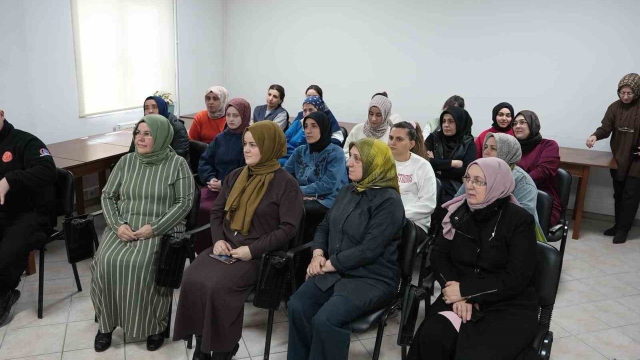 Düzce Belediyesi, BELMEK kursiyerlerine teorik ve uygulamalı yangın eğitimi verdi