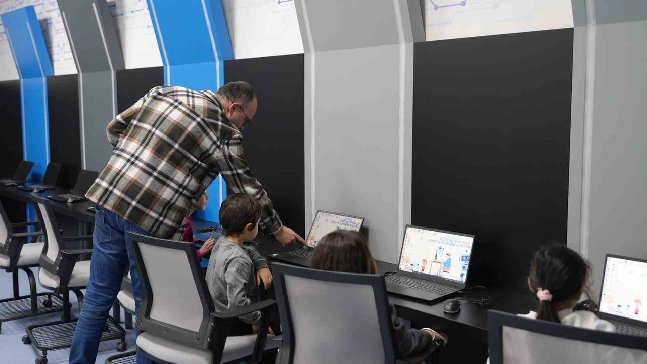 Düzce Belediyesi Çocuk Üniversitesi'nde Sömestr Atölyeleri Başladı