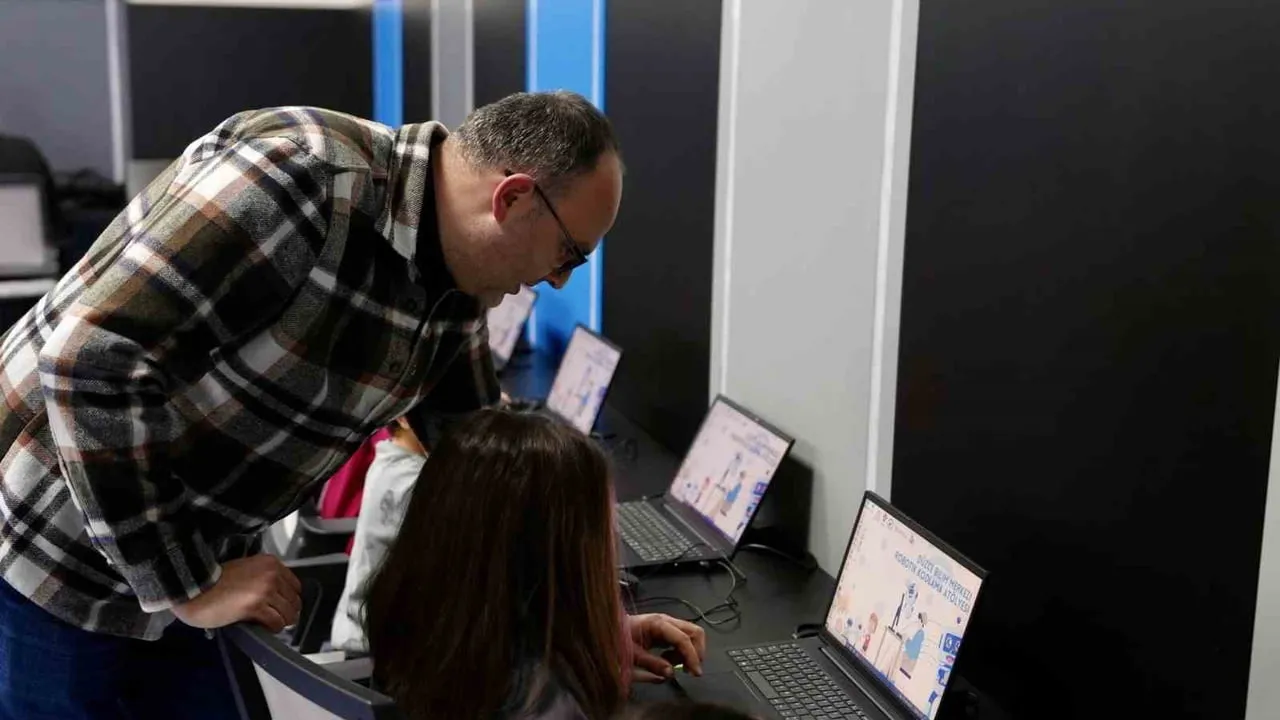 Düzce Belediyesi Çocuk Üniversitesi'nde Ücretsiz Ara Tatil Etkinlik Atölyeleri Başladı