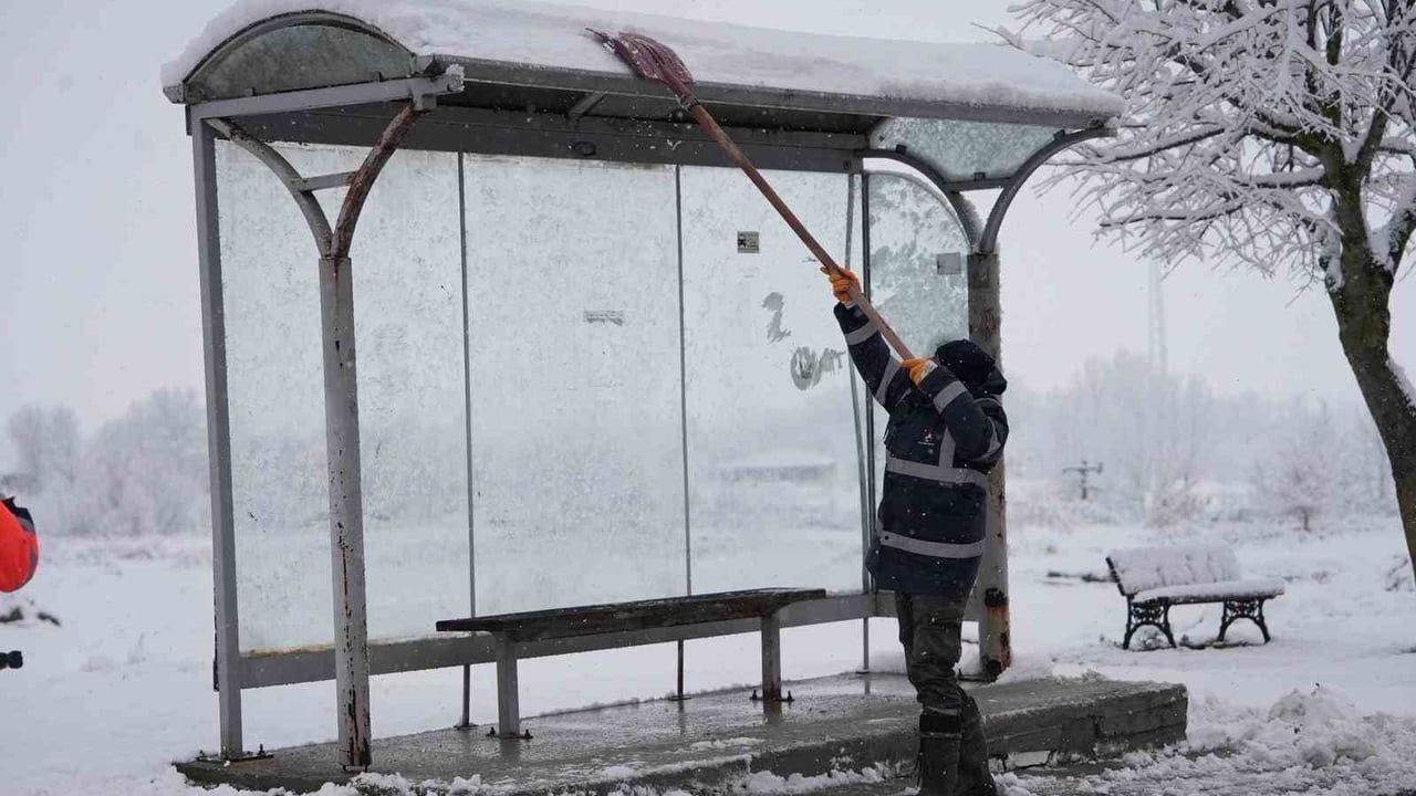 Düzce Belediyesi karla mücadele ekipleri şehir merkezinde saha çalışmasını sürdürüyor