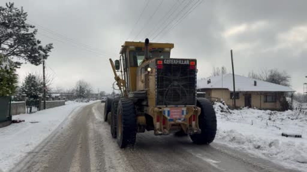 Düzce Belediyesi karla mücadeleye başladı: Ana arterler açık, ara sokaklarda küreme sürüyor