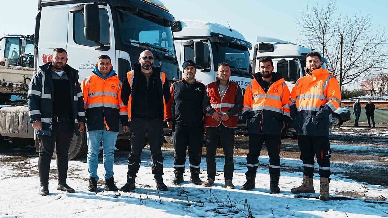 Düzce Belediyesi sezonun ilk yoğun kar yağışında yolları açık tuttu