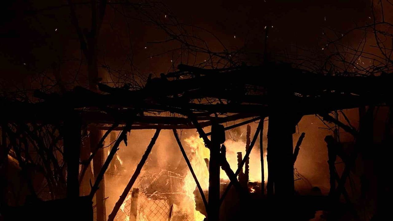 Düzce'de Ahmet Topal'a ait ardiye yangını eve sıçramadan söndürüldü