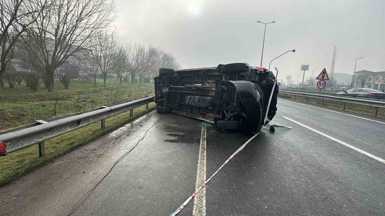 Düzce'de ambulansın devrilmesi sonucu 2 kişi yaralandı