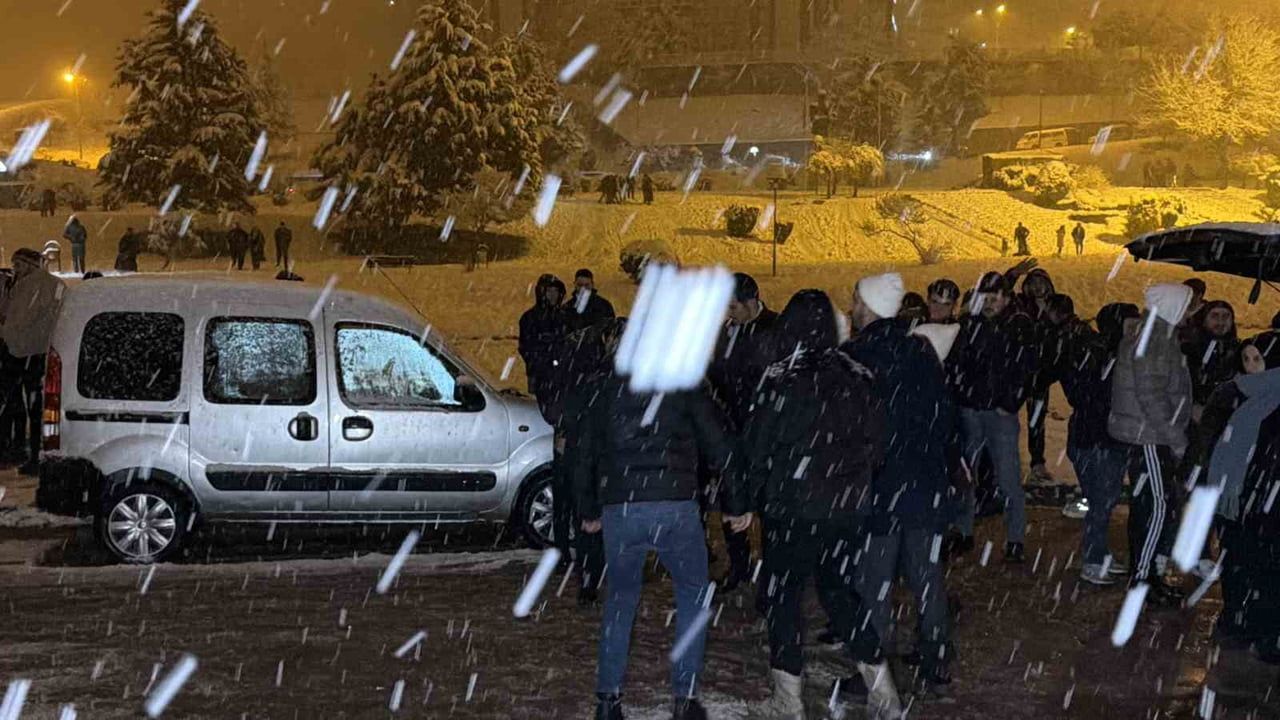 Düzce'de Bahçeşehir yoğun karla kayak ve horon-halay etkinliğine sahne oldu