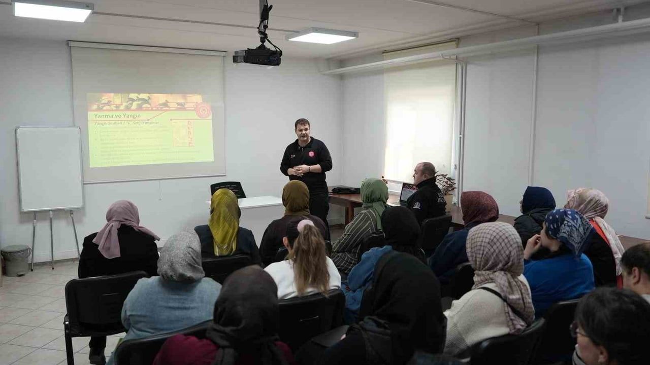 Düzce'de BELMEK kursiyerlerine yangın eğitimi: Kadınlar yangın tüpüyle müdahaleyi öğrendi