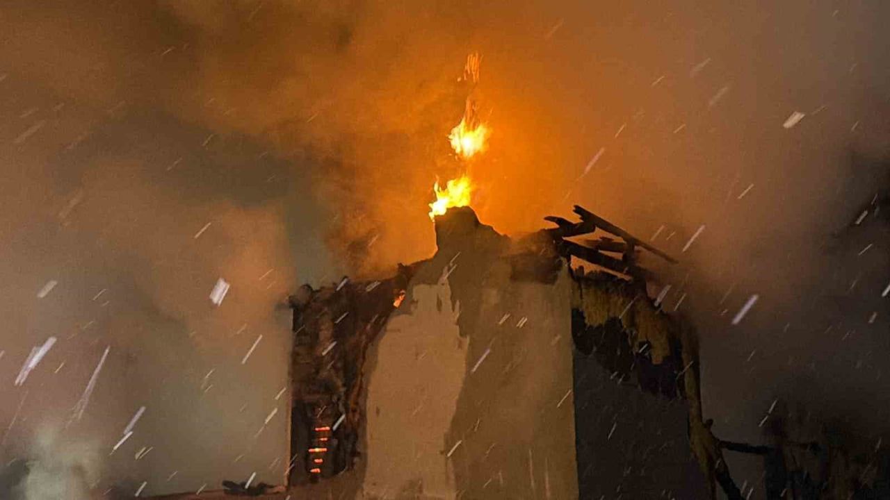 Düzce'de devriyedeki polisin dikkatiyle müştemilattaki yangın sıçramadan söndürüldü