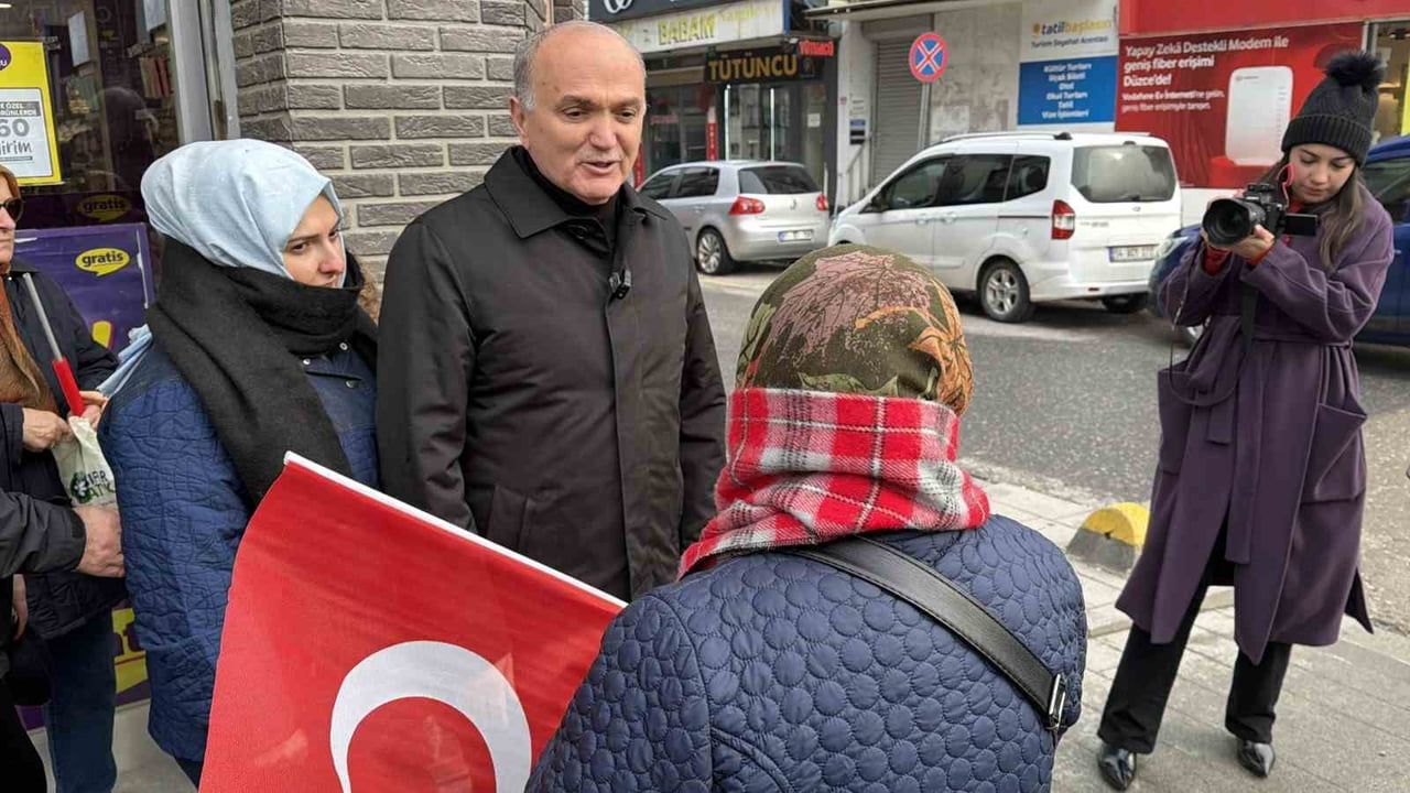 Düzce'de esnaf ve belediye ortak kampanyasıyla şehir genelinde Türk bayrakları asıldı