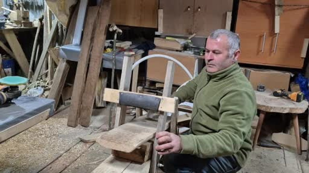 Düzce’de Ferhat Mezarcı’nın PVC borulu tahta kayakları ilgi görüyor