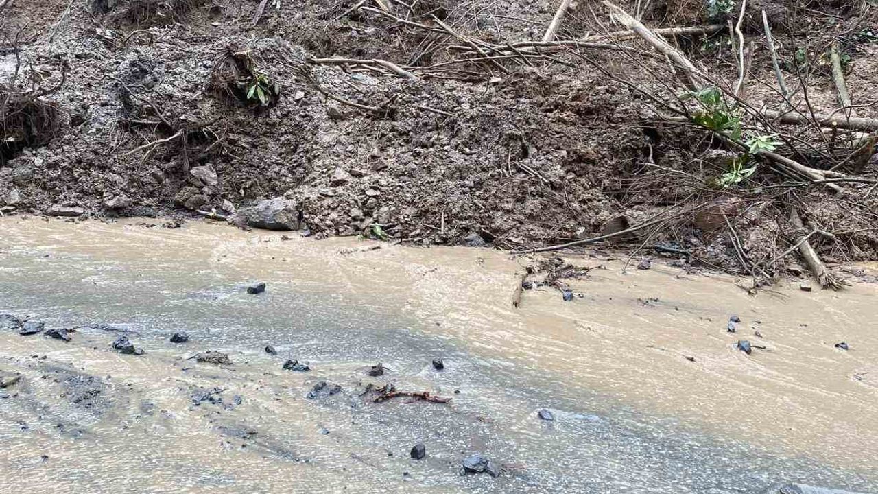 Düzce'de Fındıklıaksu Köyü'nde üçüncü heyelan: Köy yolu yeniden ulaşıma kapandı