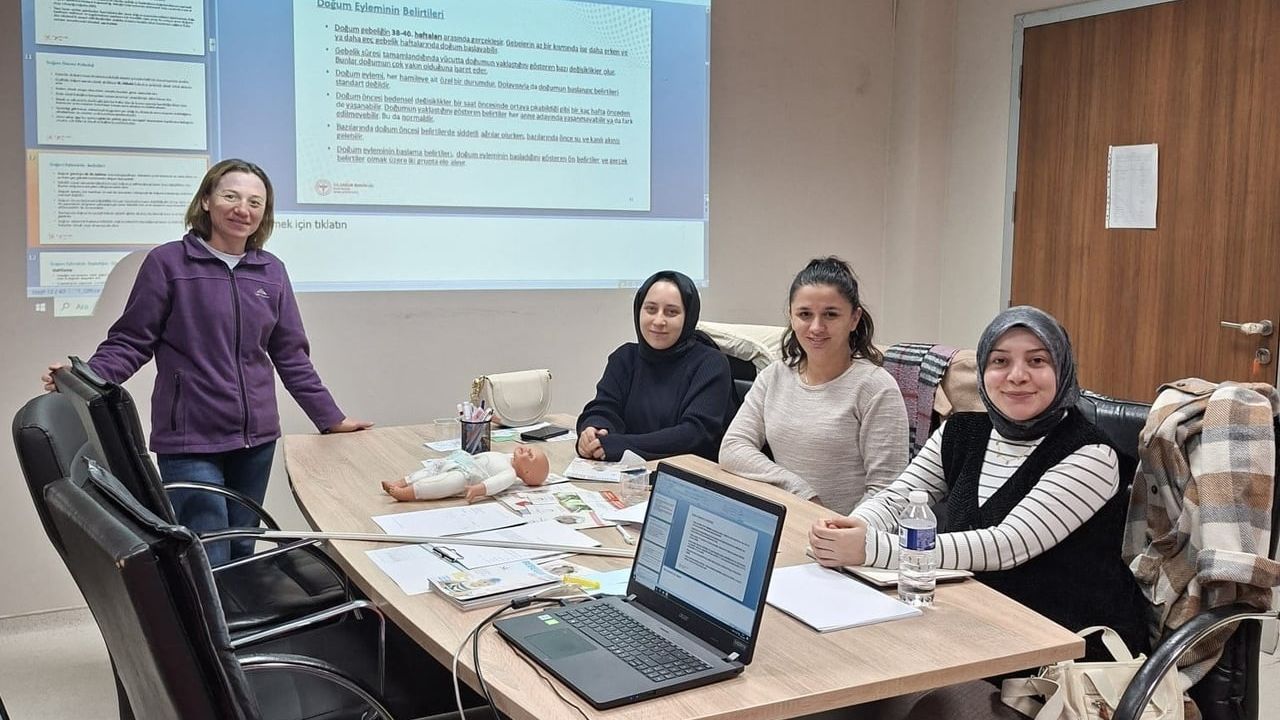 Düzce'de Gebe Okulu Eğitimleri Sürüyor: Anne ve Ailelere Kapsamlı Destek