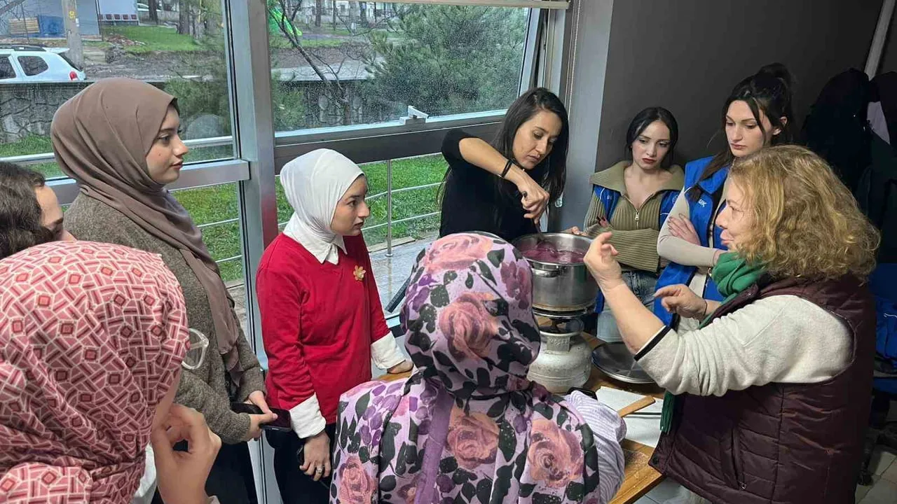 Düzce'de gençler Pepeçura yapımını öğrendi: Yöresel Lezzetler Atölyesi'nde kültürel buluşma