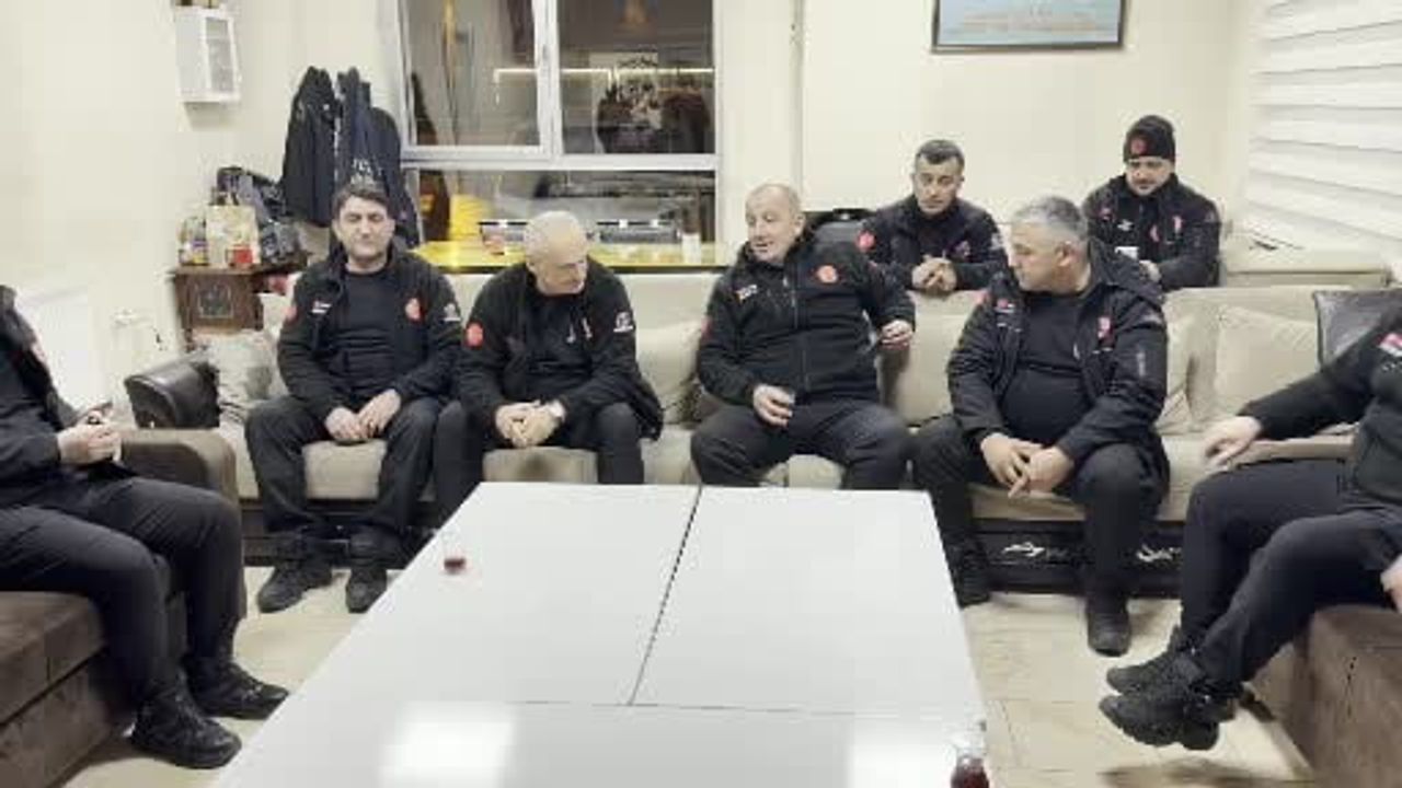 Düzce'de itfaiye ekipleri ailelerinden uzakta yeni yıla görev başında girdi