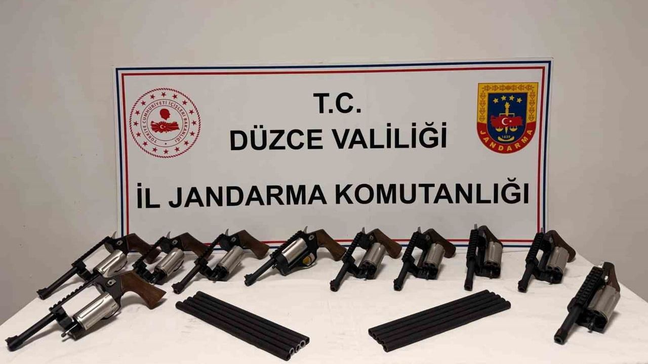 Düzce'de kaçak silah operasyonu: Afyonkarahisar’dan getirilen 10 ruhsatsız tabanca ele geçirildi, 2 gözaltı