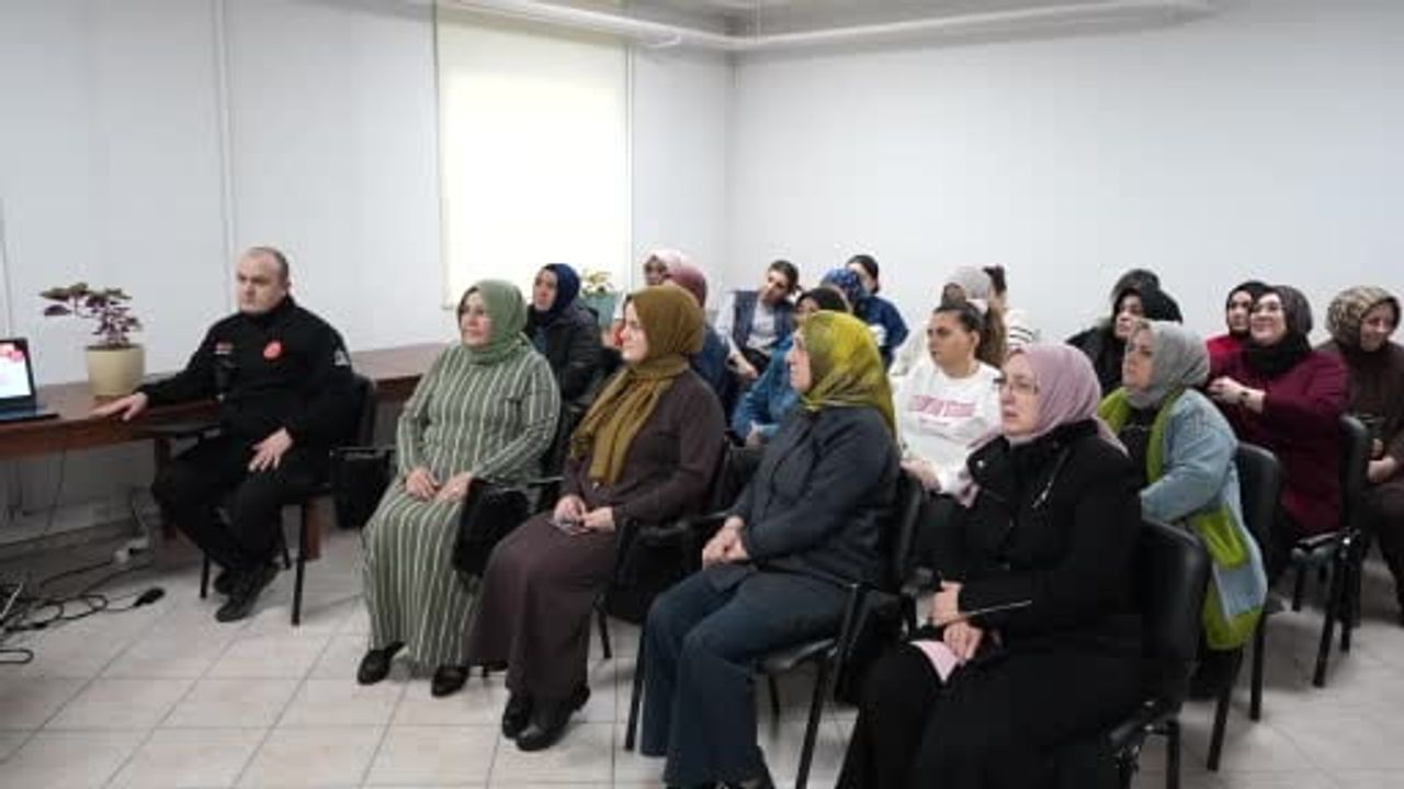 Düzce'de kadın kursiyerler uygulamalı yangın tüpü eğitimi aldı