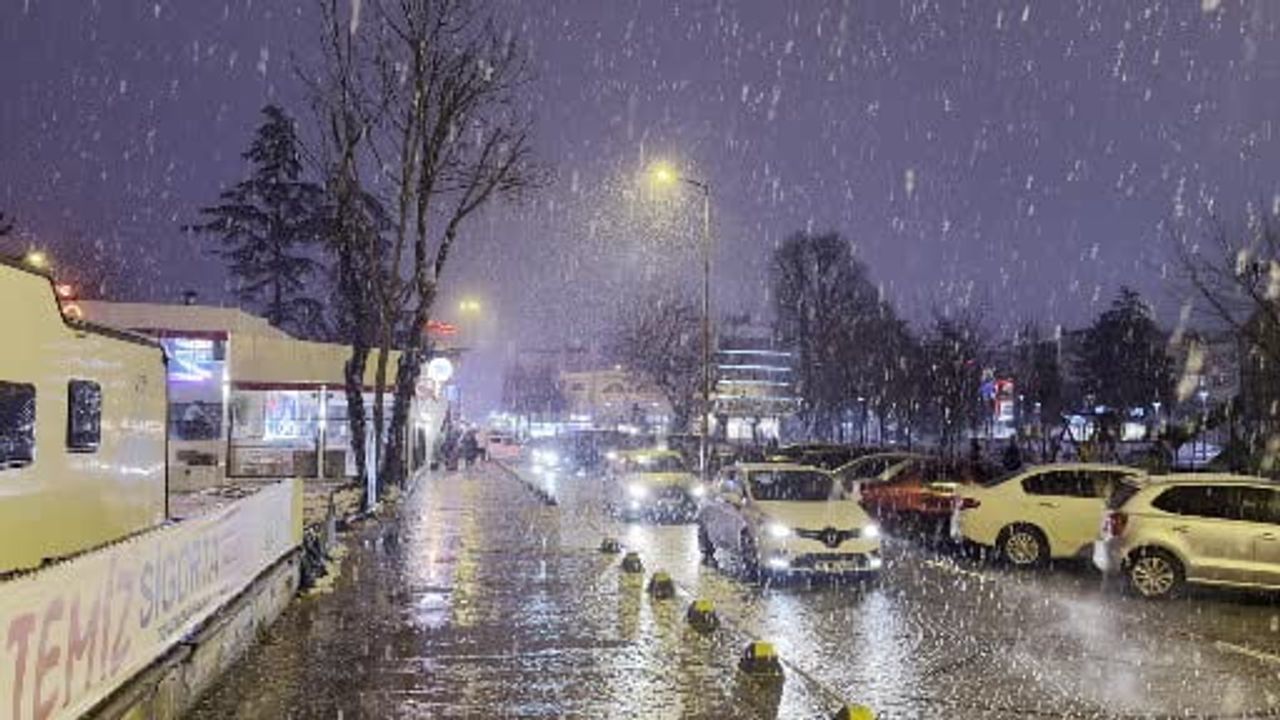 Düzce'de kar yağışı etkisini artırdı: Kent merkezi beyaza büründü