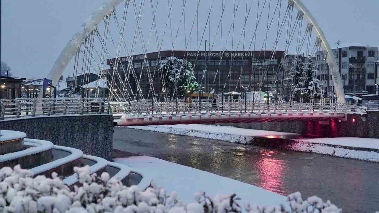 Düzce'de karla kaplanan kentte ulaşım için karla mücadele sürüyor