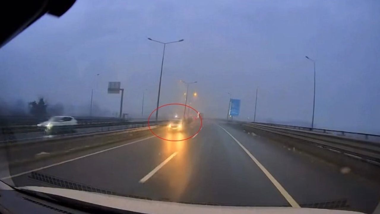 Düzce'de Kuzey Çevre Yolu'nda ters şerit çarpışması; kaza araç kamerasına yansıdı