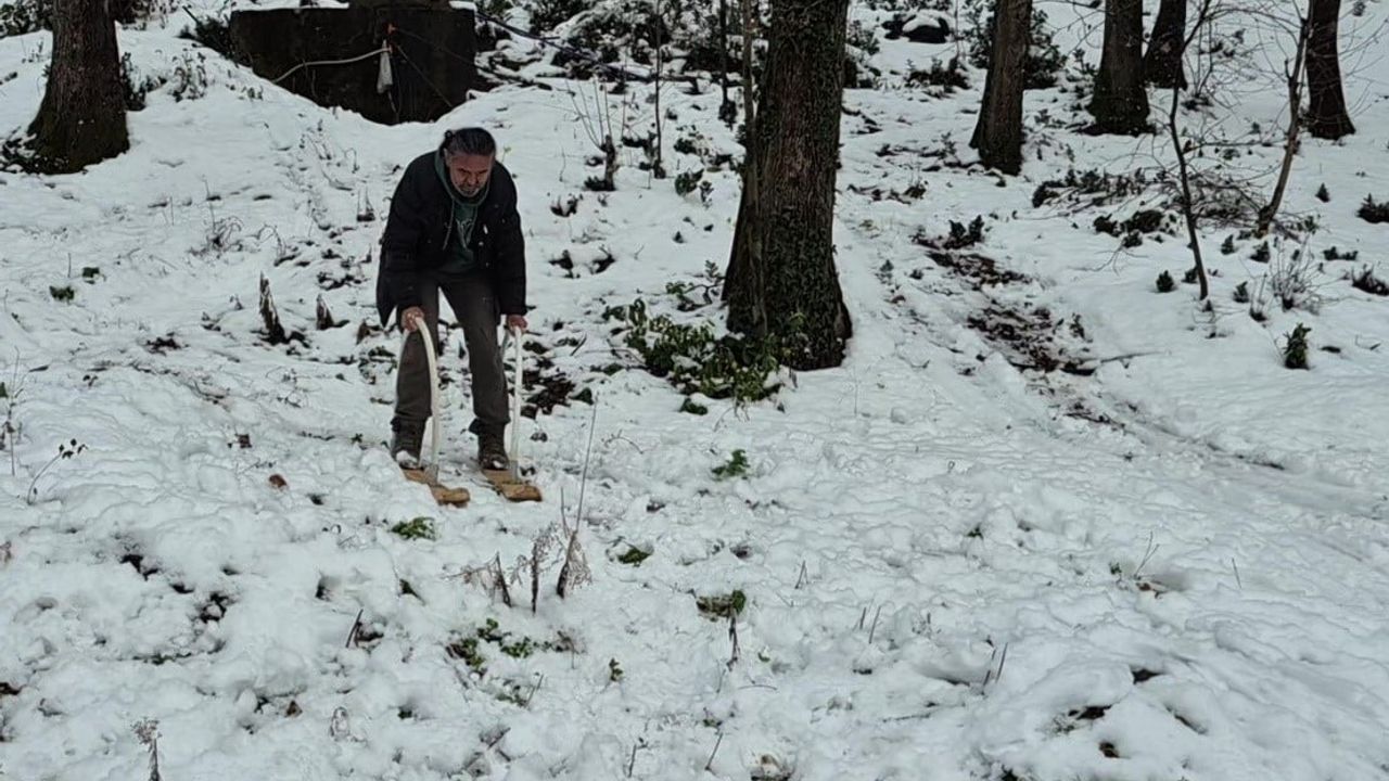 Düzce’de marangozluk hobisi: Ferhat Mezarcı tahta kayaklara PVC tutamak ekleyerek dikkat çekti