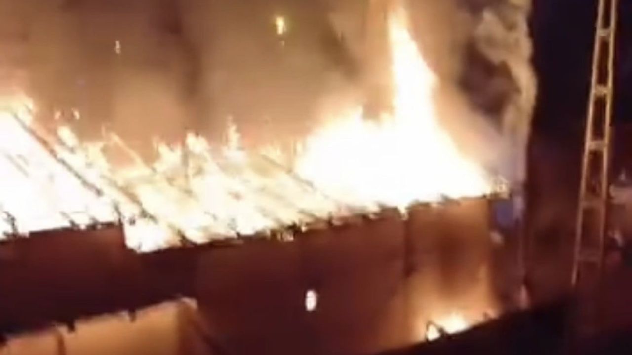 Düzce'de mobilya atölyesi elektrik direği patlaması sonucu kullanılamaz hale geldi