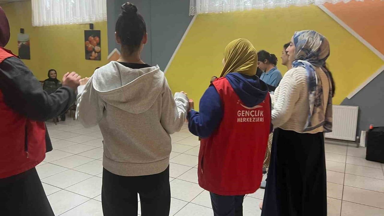 Düzce’de Necla Pekolcay Yurdu’nda Gençlik Merkezi faaliyetleri öğrencilere tanıtıldı