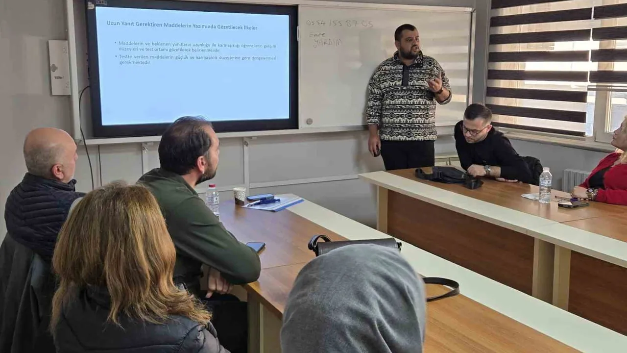 Düzce'de Öğretmenlere Yönelik Değerlendirme Semineri: Açık Uçlu Sorular ve Türkiye Yüzyılı Maarif Modeli Odaklı Eğitim