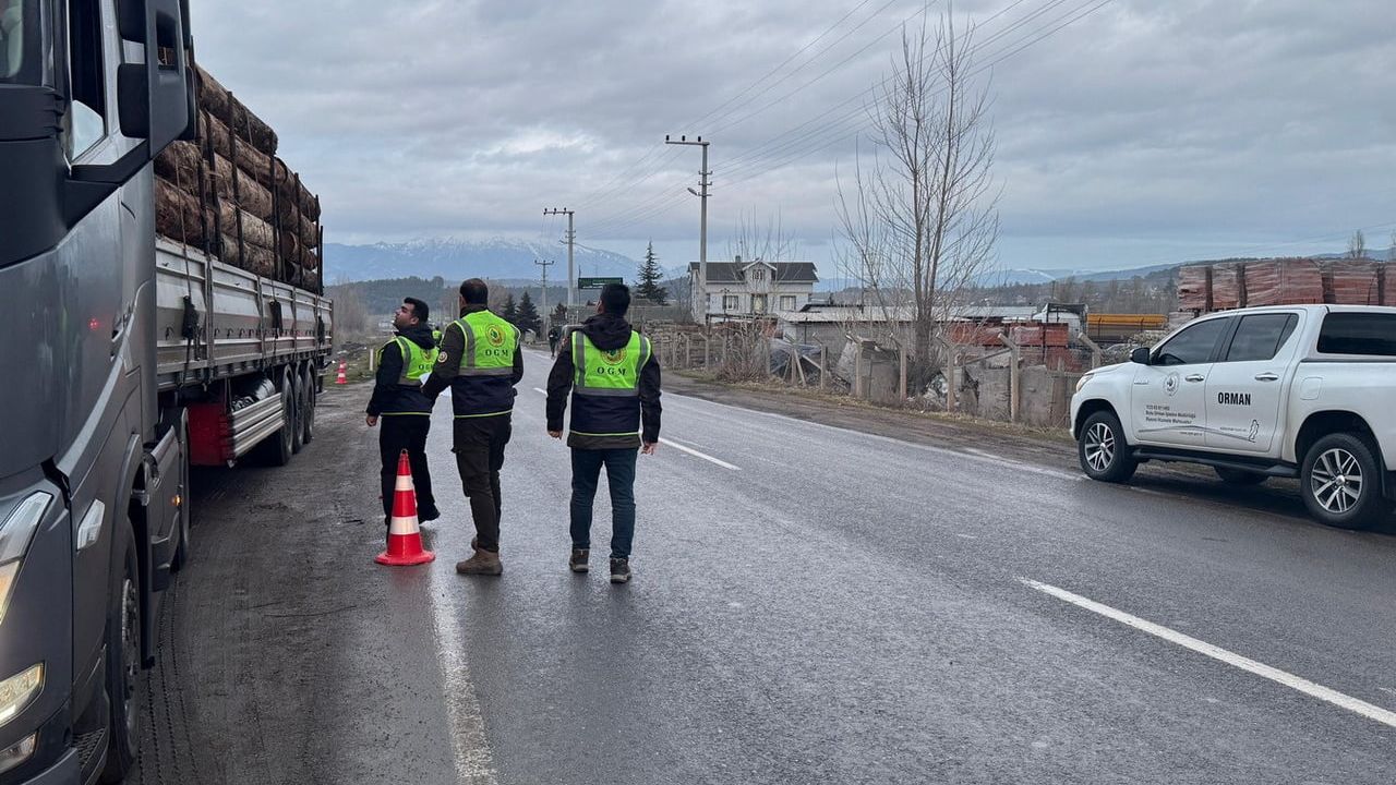 Düzce'de Orman Denetimleri Sürüyor: Mobil Kontrollerle Kaçak Emvalin Önüne Geçiliyor