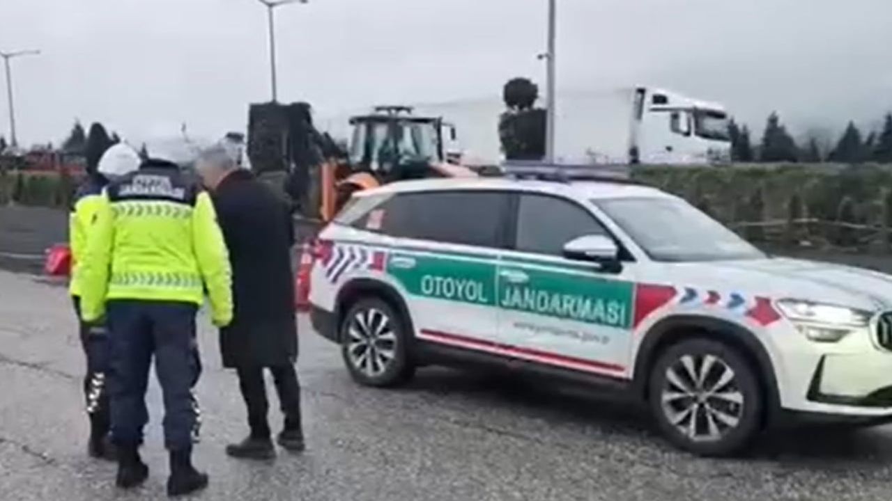Düzce'de otoyolda yasak dönüş yapan tur otobüsü sürücüsüne ceza