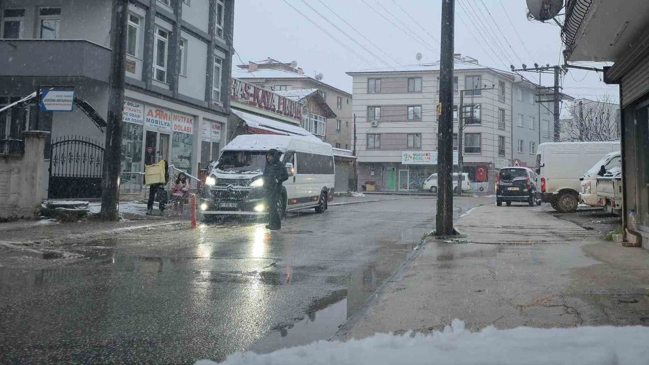 Düzce'de sabah kar sürprizi: Meteoroloji uyarısı, merkezde 10 cm, Bahçeşehir'de 20 cm