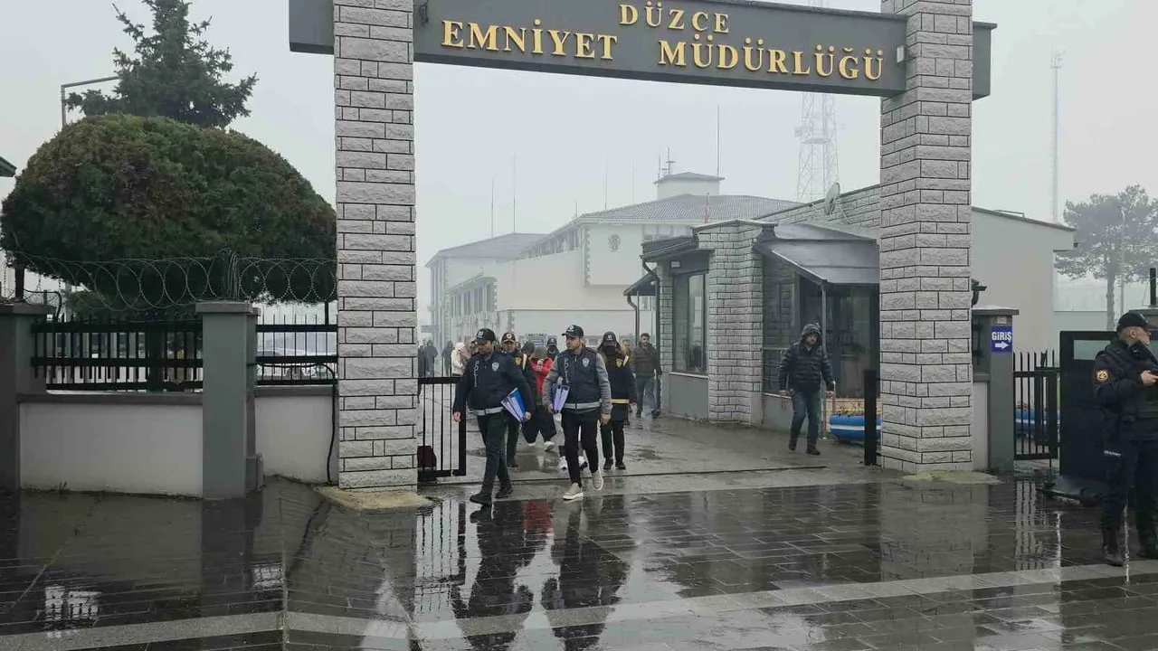 Düzce'de sosyal medya üzerinden fuhşa aracılık iddiası: 9 kadın adliyeye sevk edildi