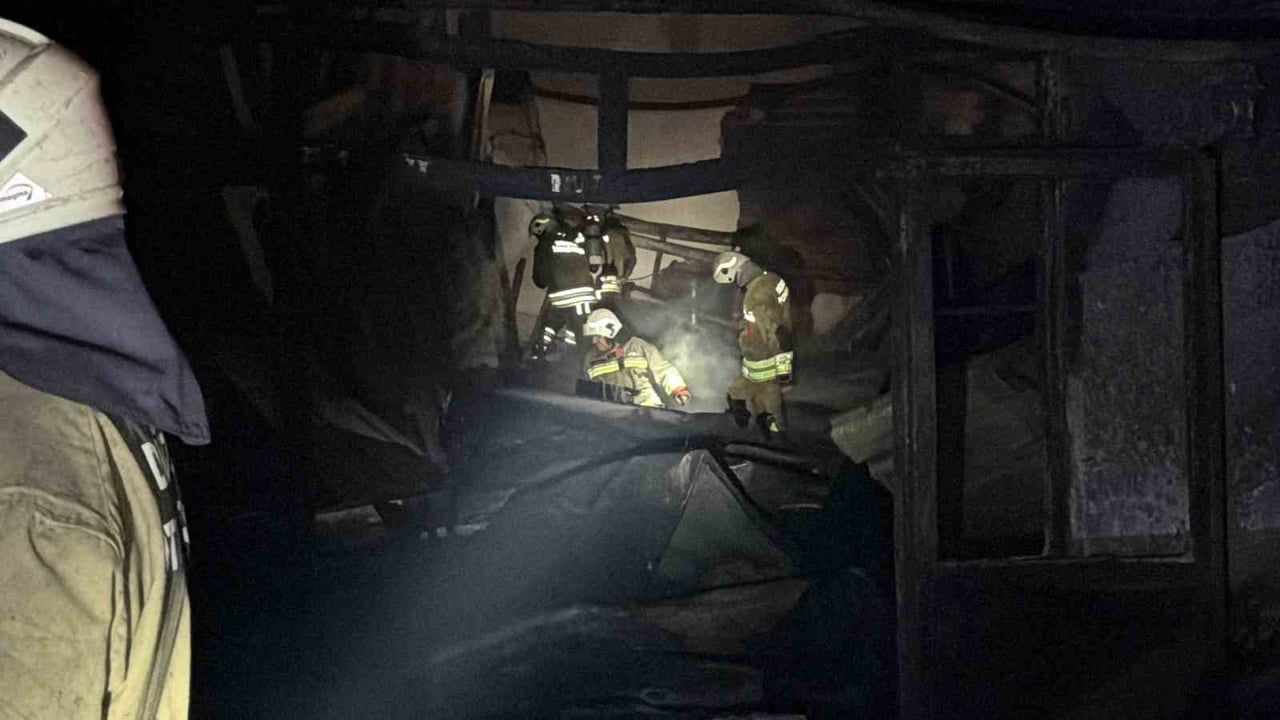 Düzce'de strafor fabrikasında yangın: 2,5 saatlik müdahaleyle kontrol sağlandı