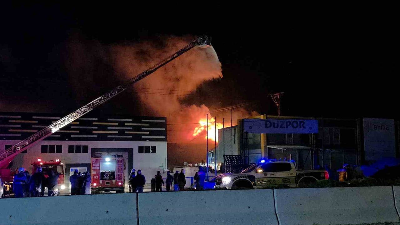Düzce'de strafor fabrikasında yangın: D-100 karayolu çift yönlü trafiğe kapatıldı