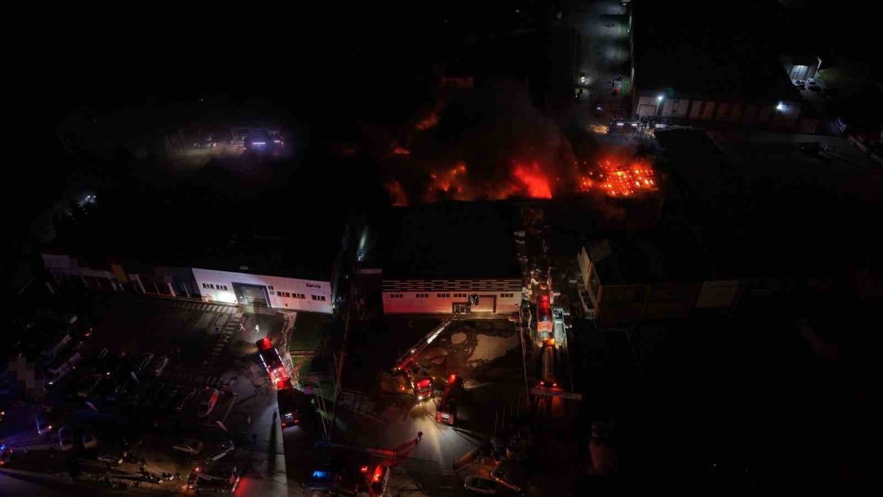 Düzce'de Strafor Fabrikasında Yangın: D-100 Karayolu İki Yönlü Trafiğe Kapandı