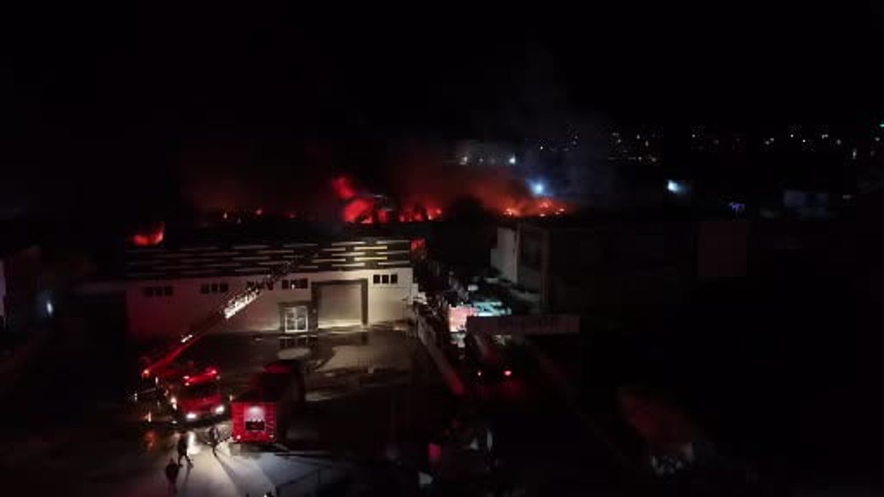 Düzce'de strafor fabrikasında yangın: D-100 trafiğe kapandı, söndürme çalışmaları sürüyor