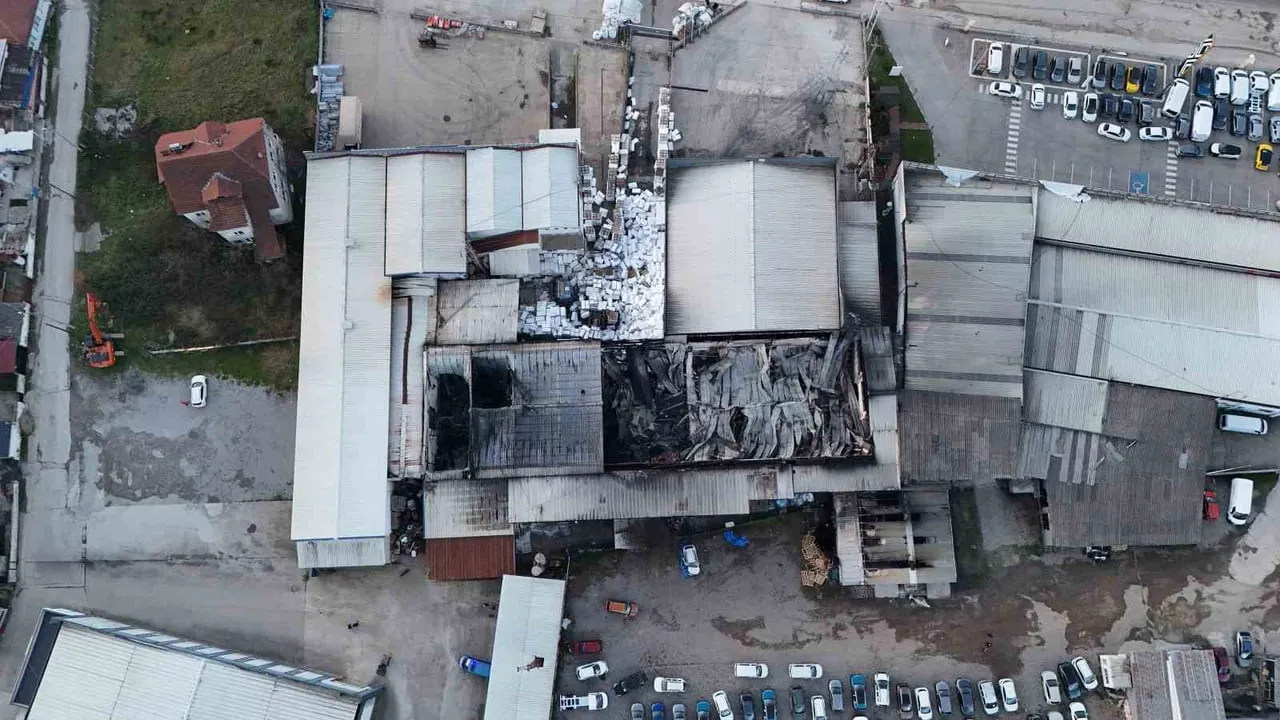 Düzce'de strafor fabrikasında yangın: Depo kısmı kullanılamaz hale geldi