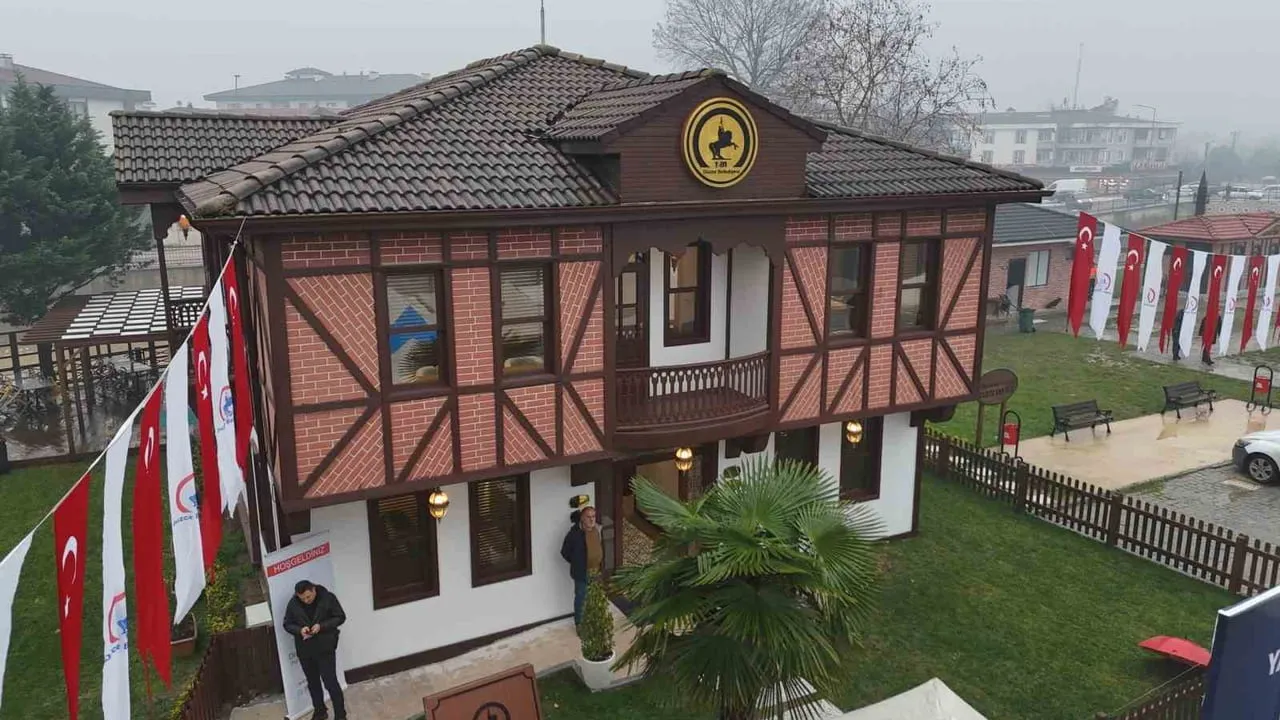 Düzce'de Yahya Kemal Kitap Köşkü açıldı; Başkan Özlü: Bu yıl 3 kütüphaneyi daha açacağız