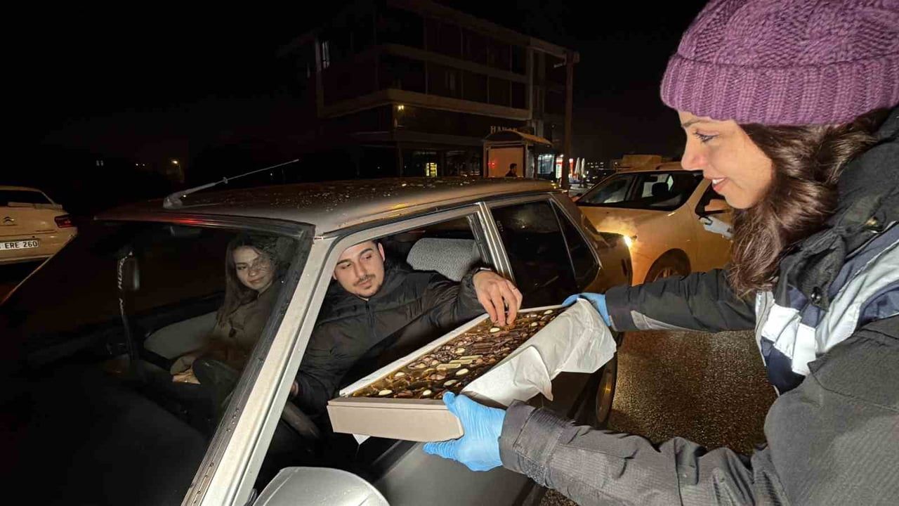 Düzce'de yeni yıl denetimleri: Alkolsüz sürücülere polis çikolata ikram etti