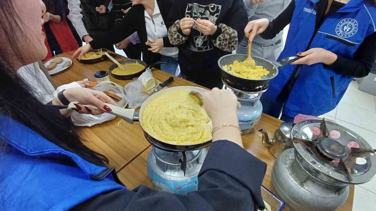 Düzce'de Yöresel Lezzetler Atölyesi'nde kuymak yapımı etkinliği