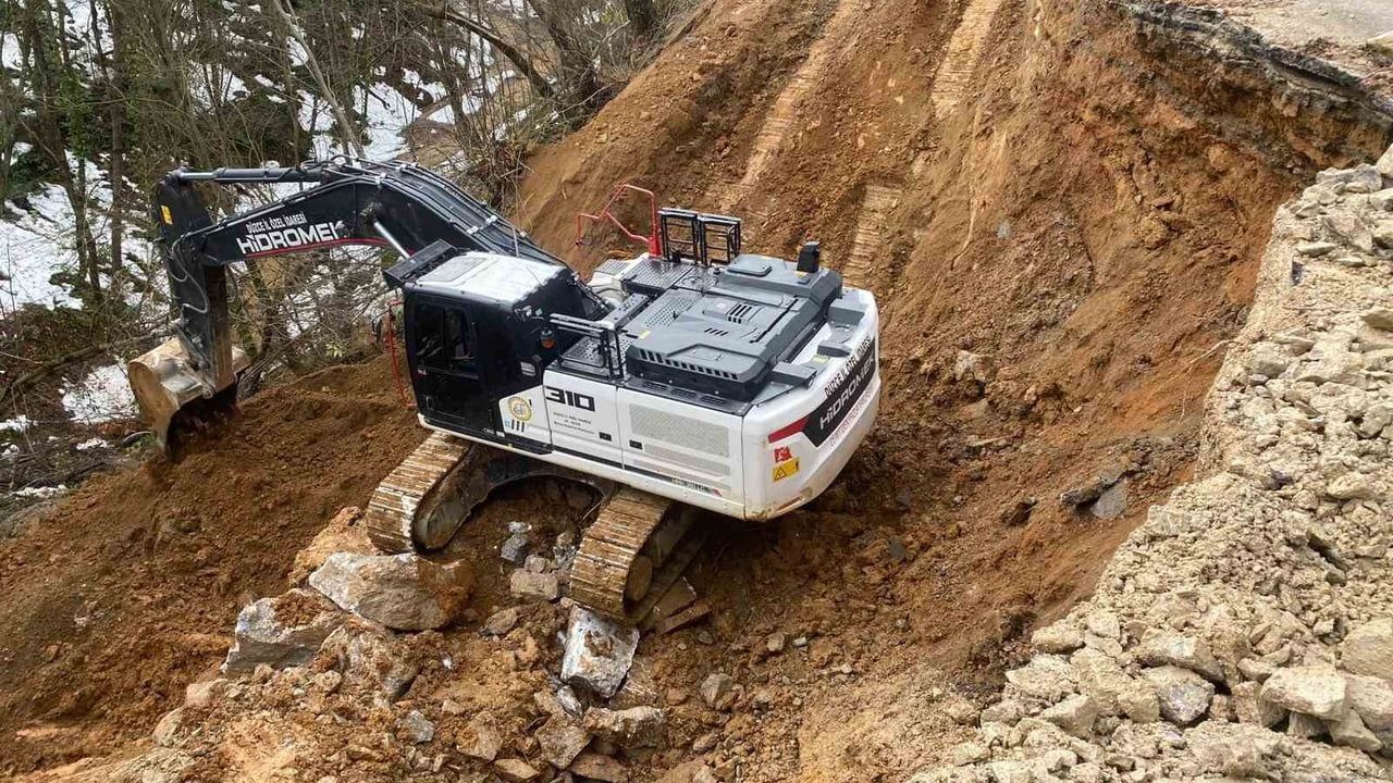 Düzce Fındıklıaksu'da aynı noktada 3 gün arayla heyelan: Yolun açılması için çalışmalar sürüyor