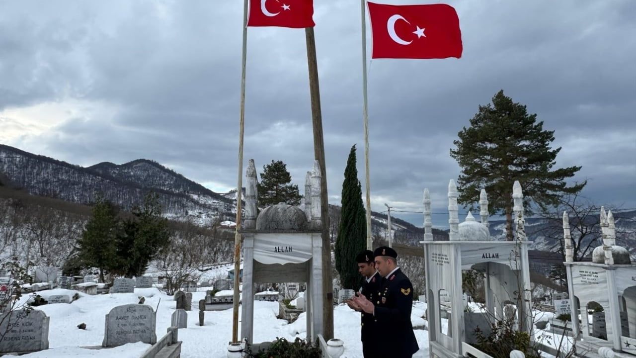 Düzce Jandarma Personeli, Şehit Erler Hüseyin Dikmen ve İbrahim Sarı’yı Mezar Başında Andı