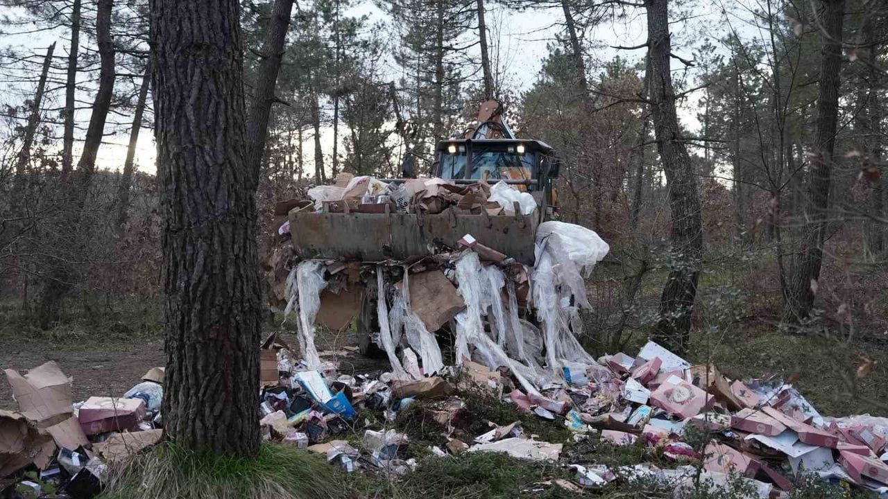 Düzce Kent Ormanı'na atılan çöpler belediye ekiplerince temizlendi