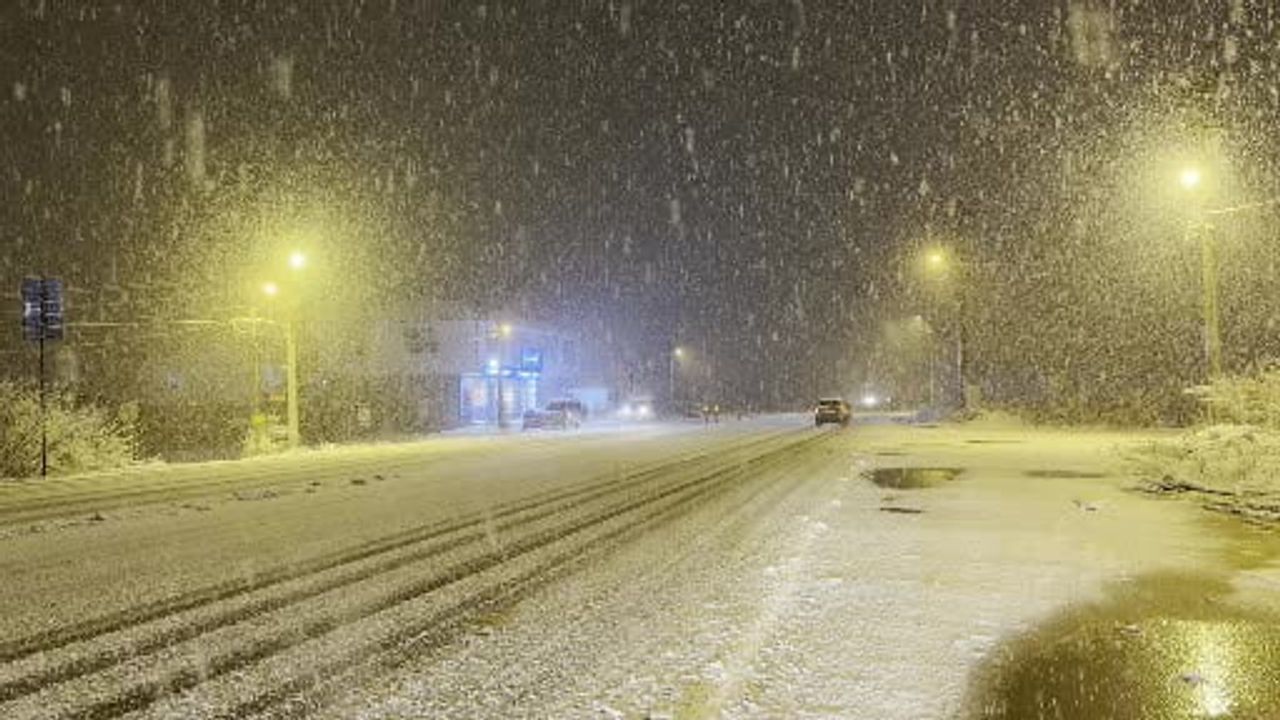 Düzce’nin yüksek kesimlerinde kar örtüsü yer yer 10 santimetreye ulaştı; ekipler yol açma çalışmalarında