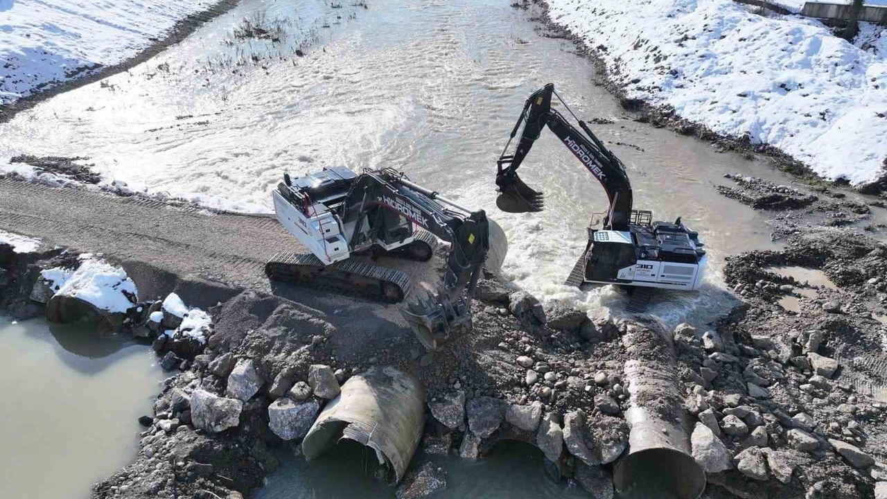 Düzce Nuhlar Köyü'nde geçici köprü çalışmaları yerinde incelendi