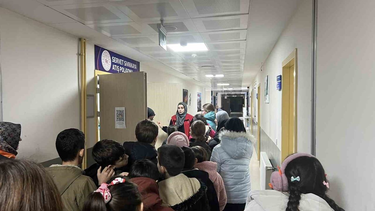 Düzce Teyfik İleri İmam Hatip Ortaokulu öğrencileri Bahçeşehir Gençlik Merkezi'nde etkinliklerle buluştu