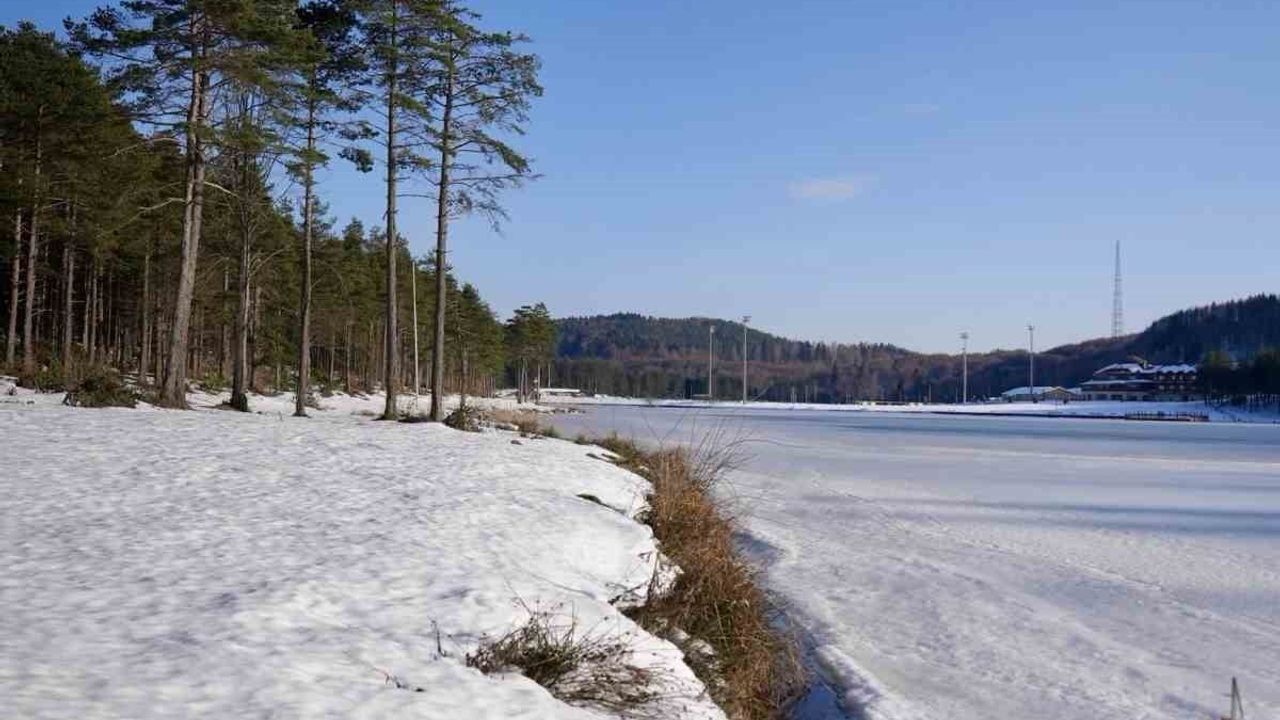 Düzce Topuk Yaylası Göleti, Sıcaklıkların -10°C'ye Düşmesiyle Dondu