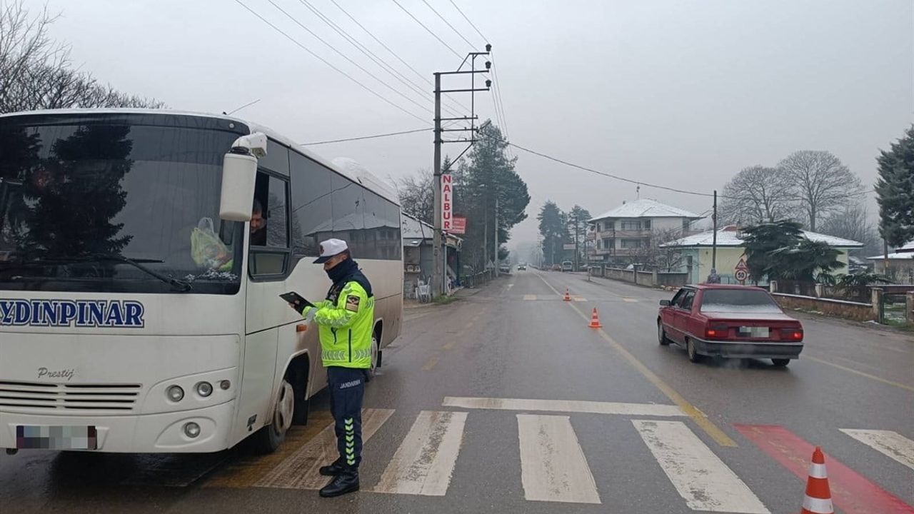 Düzce Trafik Jandarması köylerde 6 bin 17 aracı kapsayan geniş trafik denetimi gerçekleştirdi