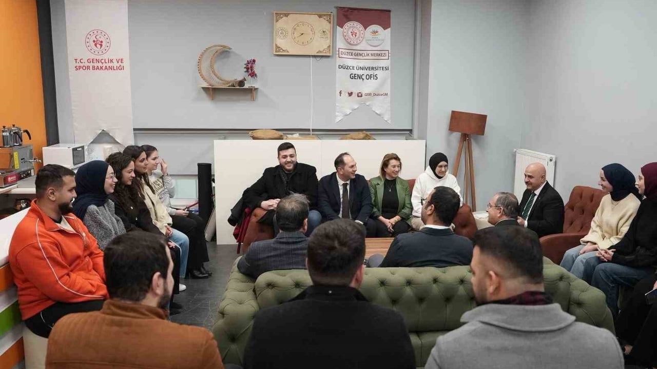 Düzce Üniversitesi'nde 'Anne Eli' etkinliği: Öğrencilere ev yapımı gözleme ve destek